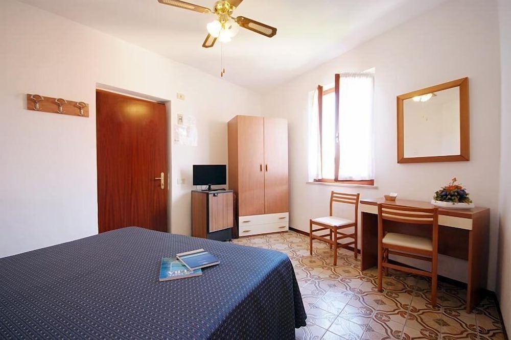 Double or Twin Room photo 3