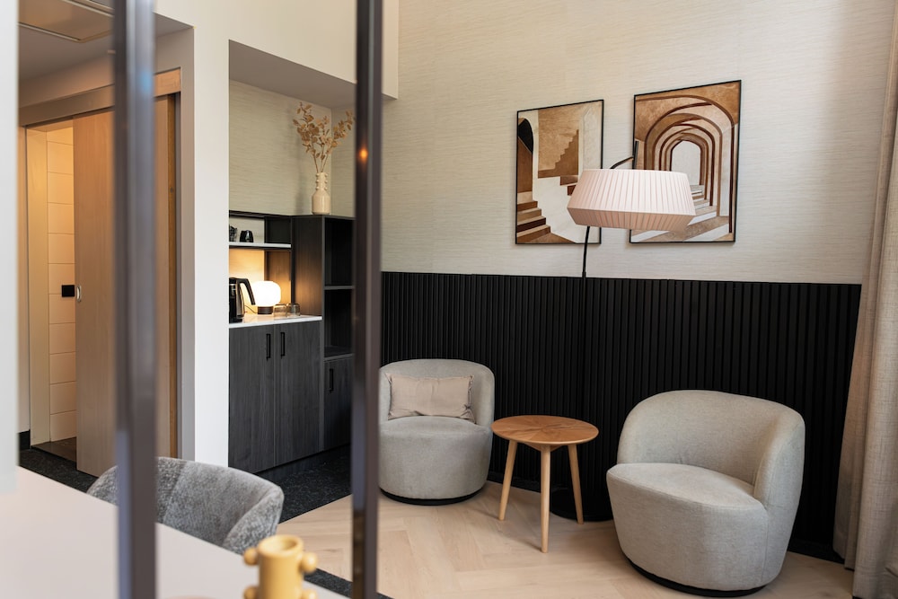 Deluxe Room - Photo 5