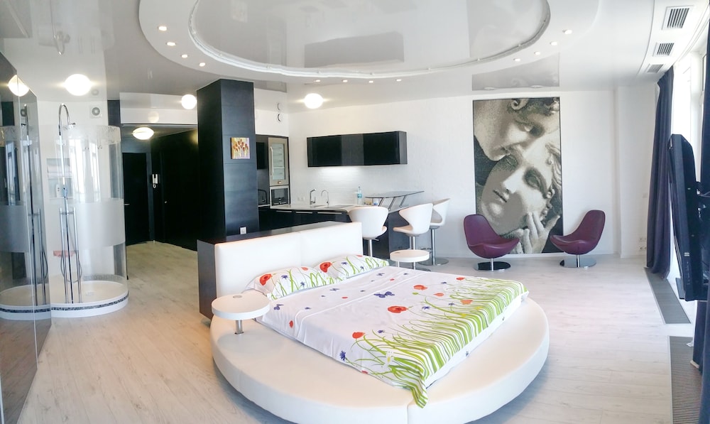 Panoramic Studio Suite, 1 King Bed, Balcony, River View photo 3