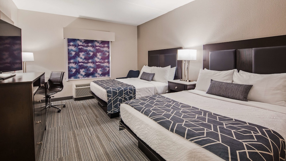 Room, 2 Queen Beds, Refrigerator & Microwave (with Sofabed) - Photo 2