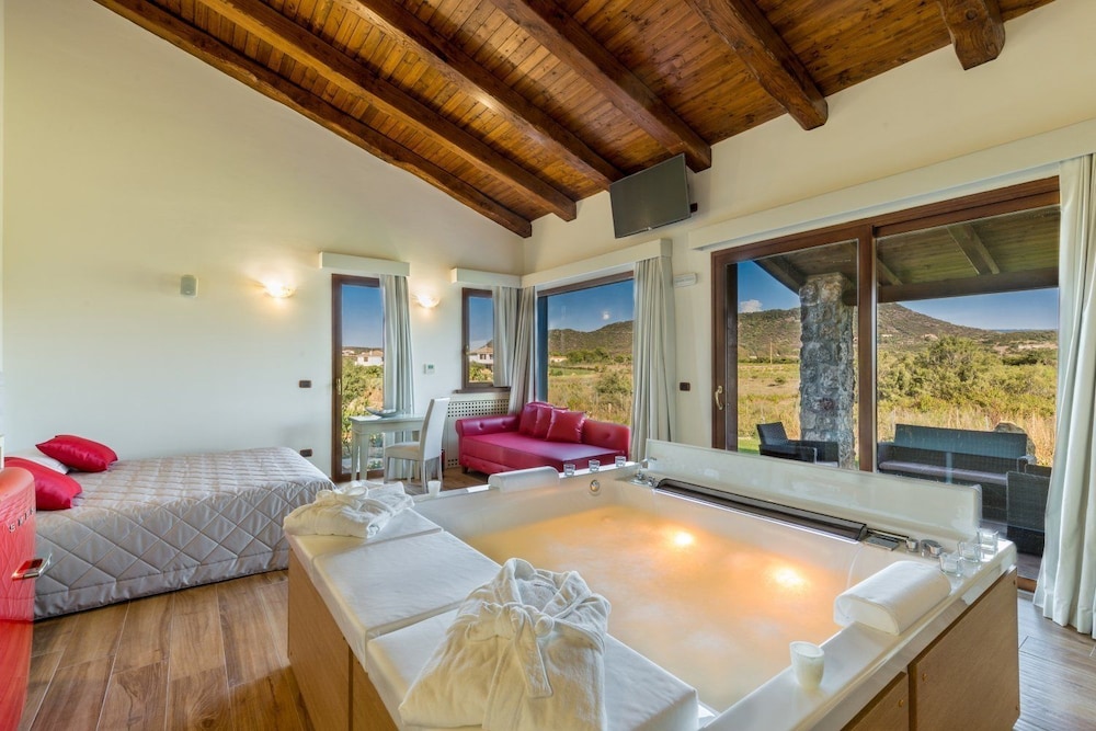 Suite, Terrace (Queen with private spa) - Photo 3