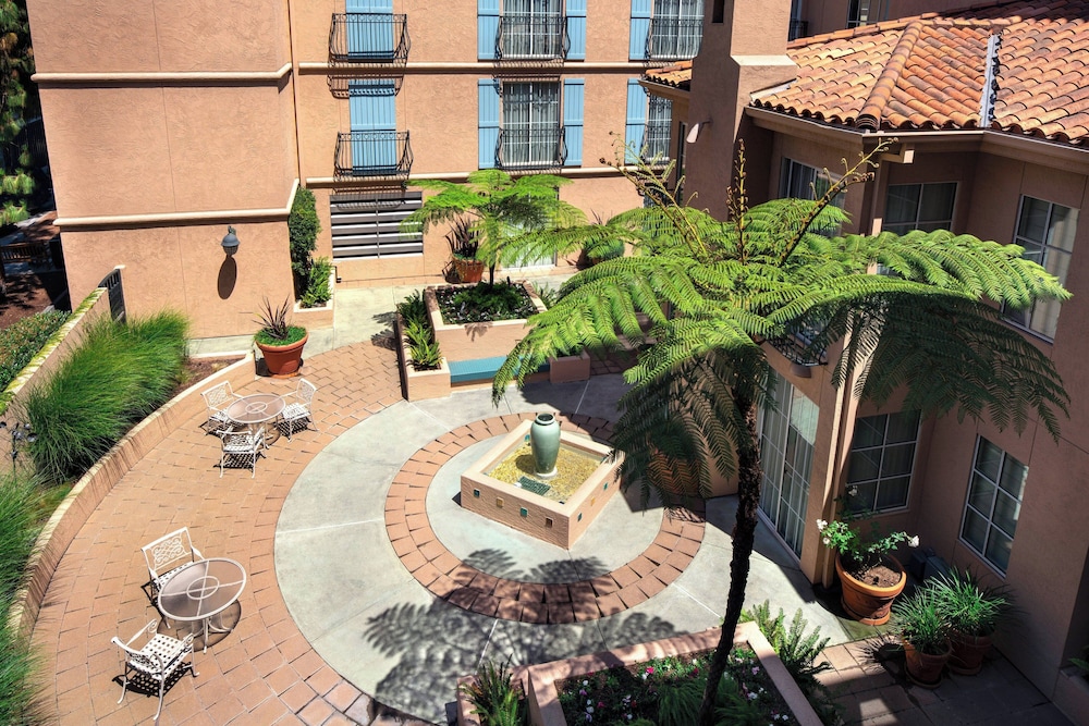 Suite, 1 King Bed, Balcony, Courtyard View - Photo 8