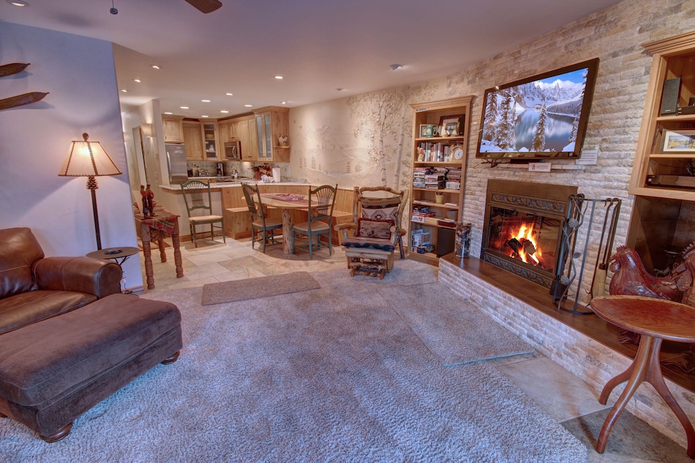 Signature Condo, 2 Bedrooms, Balcony, Mountain View (Ski Run 501) photo 1