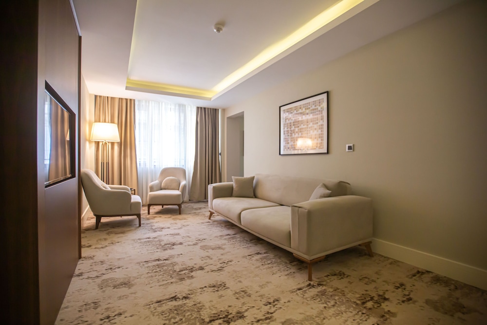 Suite, 1 King Bed, Balcony (Corner) photo 2