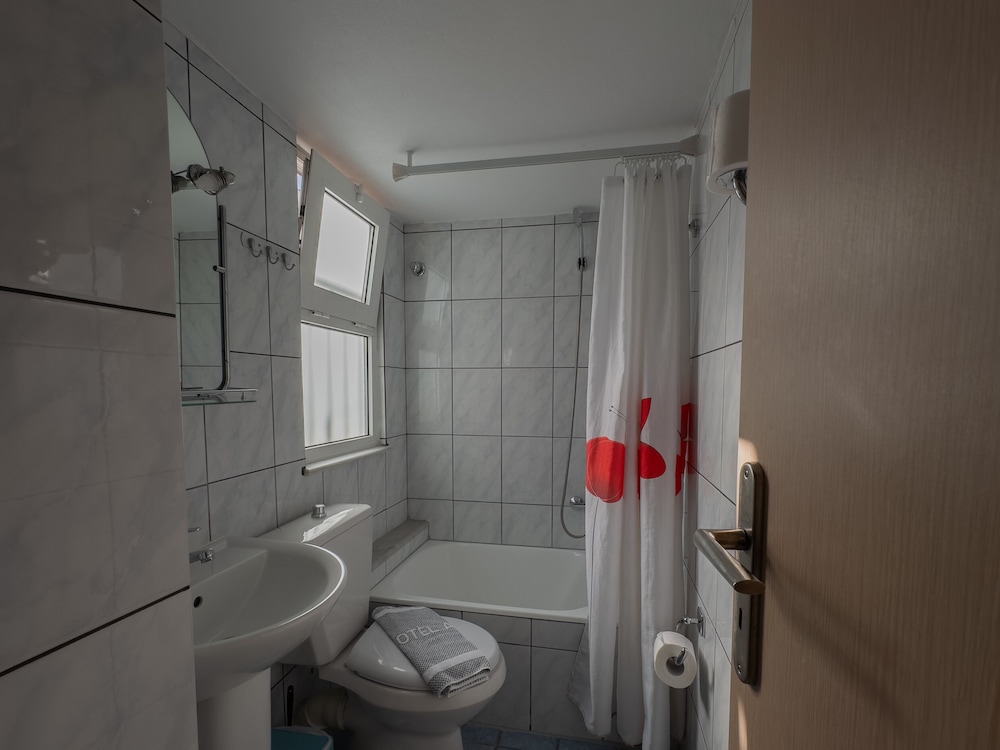 Quadruple Room - Photo 11