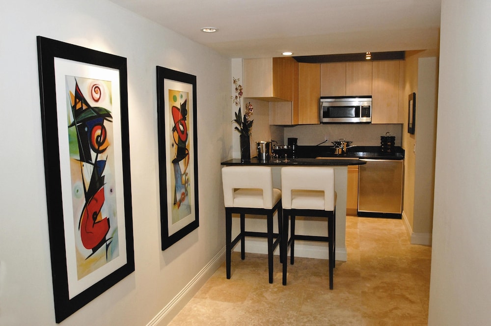 Premium Suite, 2 Bedroom, 1 King and 2 Queen Beds, Intracoastal view photo 2