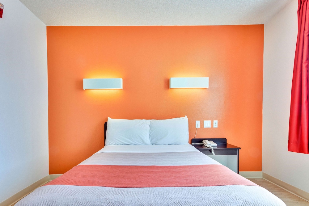 Premium Room, 1 Queen Bed, Non Smoking, Refrigerator & Microwave photo 2