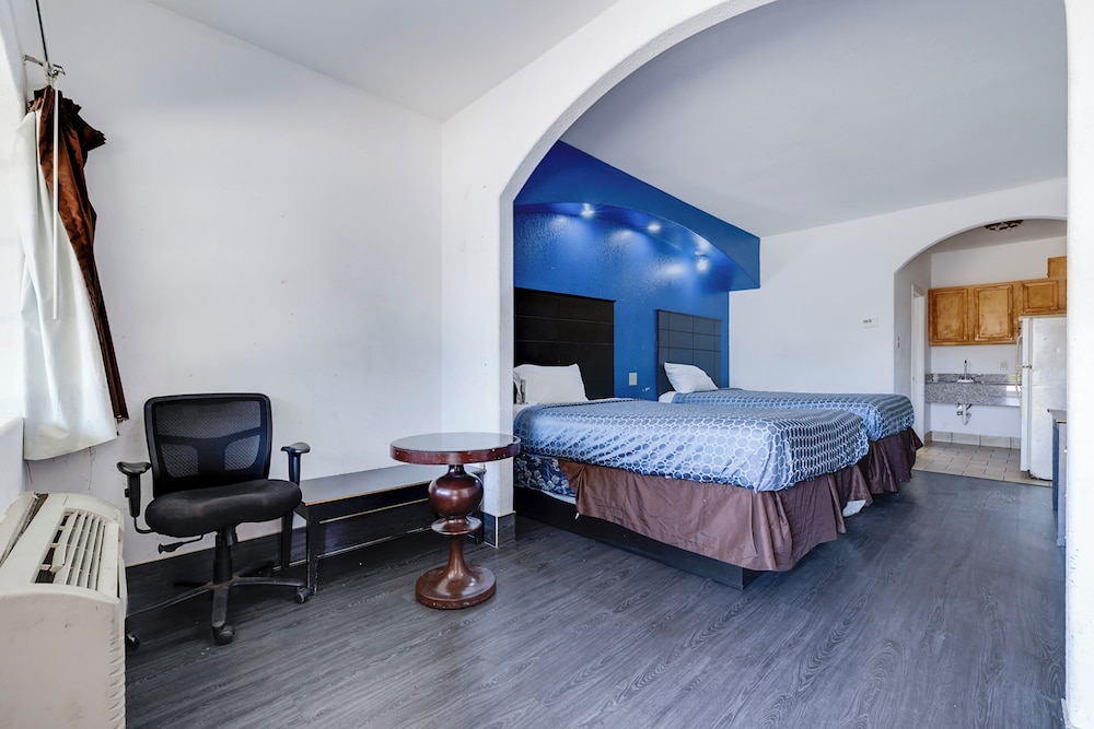 2 Queen Beds Smoking with Kitchenette - Photo 4