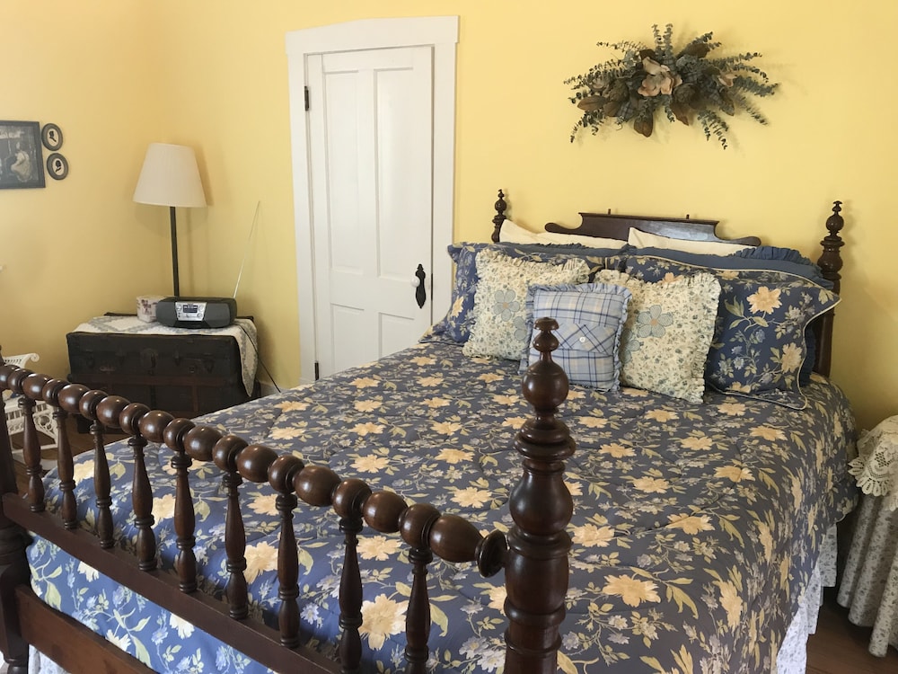 Dave & Mayme's Whirlpool Suite photo 3