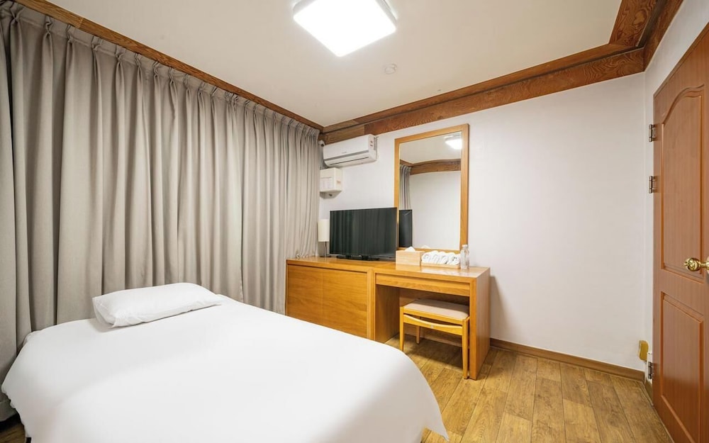 Premium Twin Room - Photo 2