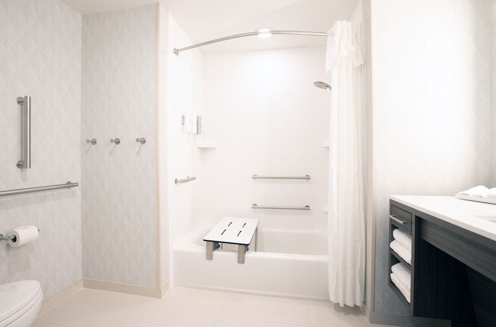 Suite, 1 King Bed, Accessible, Bathtub - Photo 2