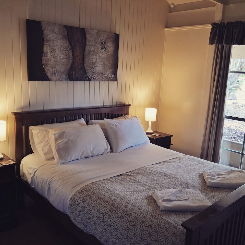 HoneyBee (1 Queen) with Spa and Woodfire photo 3