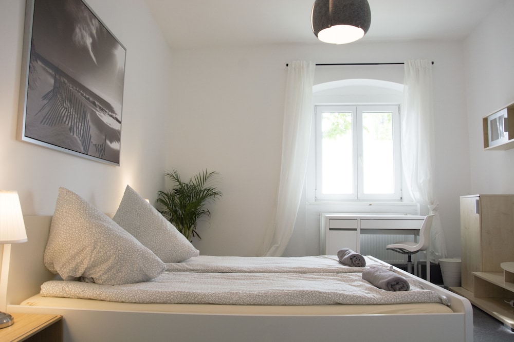 Business House, 3 Bedrooms, 2 Bathrooms photo 1