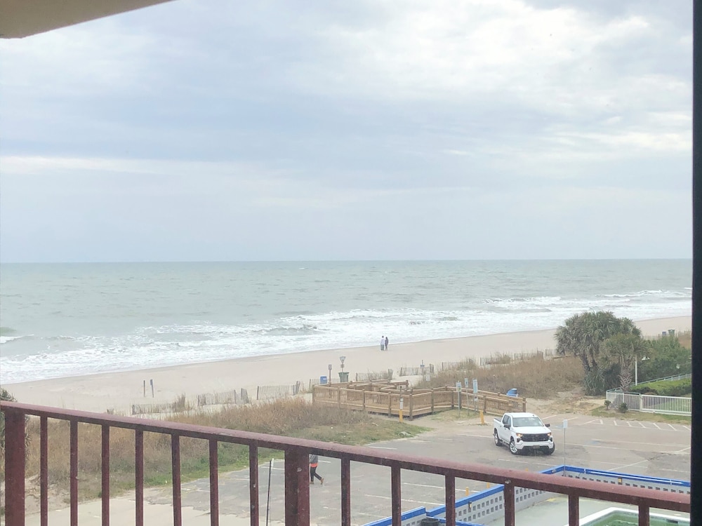 Deluxe Studio, 1 Queen Bed, Non Smoking, Ocean View photo 3