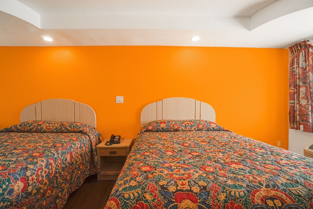 Room, 2 Queen Beds, Smoking photo 3
