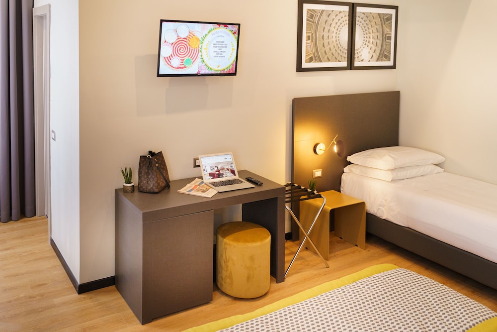 Deluxe Room thumbnail 6
