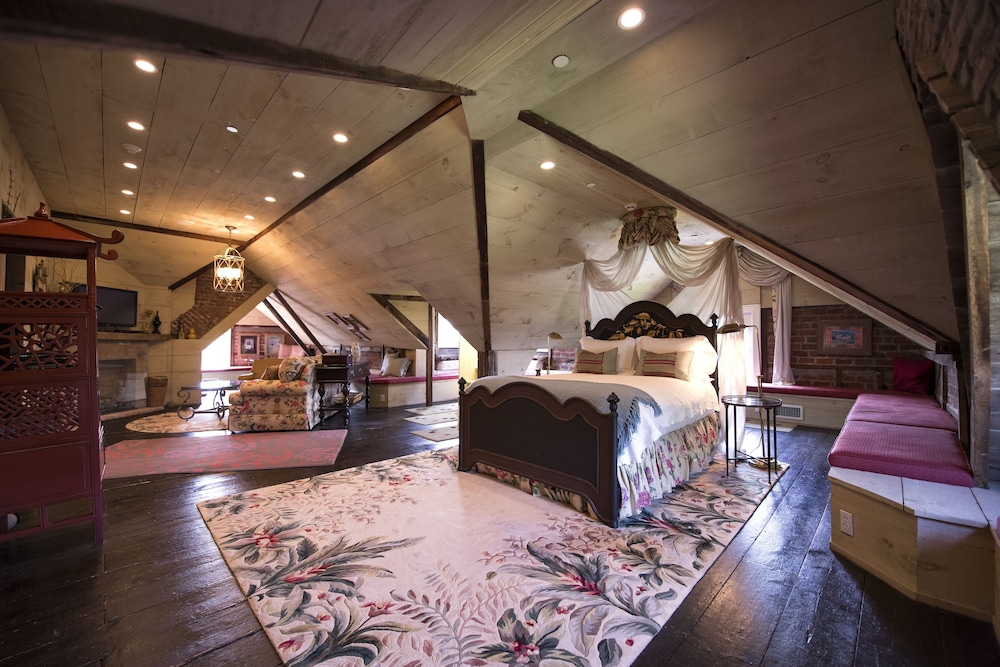 Suite, 1 Queen Bed with Sofa bed photo 1