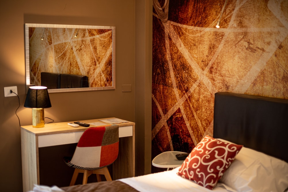 Double or Twin Room - Photo 9