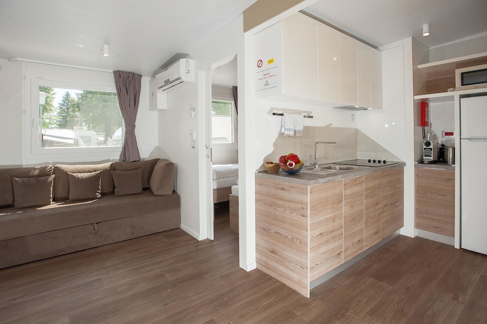 Luxury Mobile Home, 2 Bedrooms, 2 Bathrooms, Garden Area photo 3