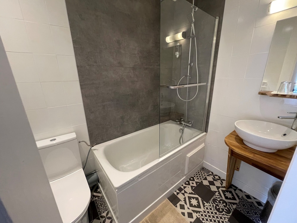 Standard Twin Room - Photo 2