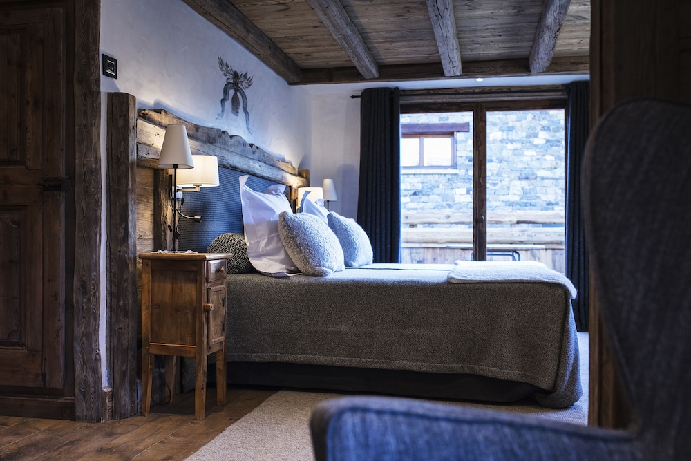 Luxury Suite - Photo 8
