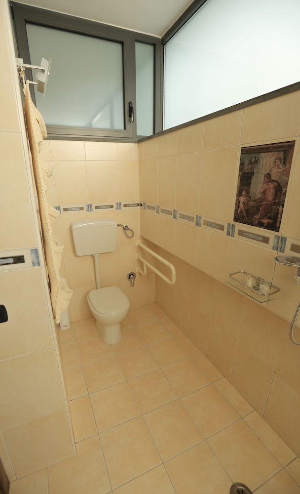 Standard Double Room, Accessible - Photo 2