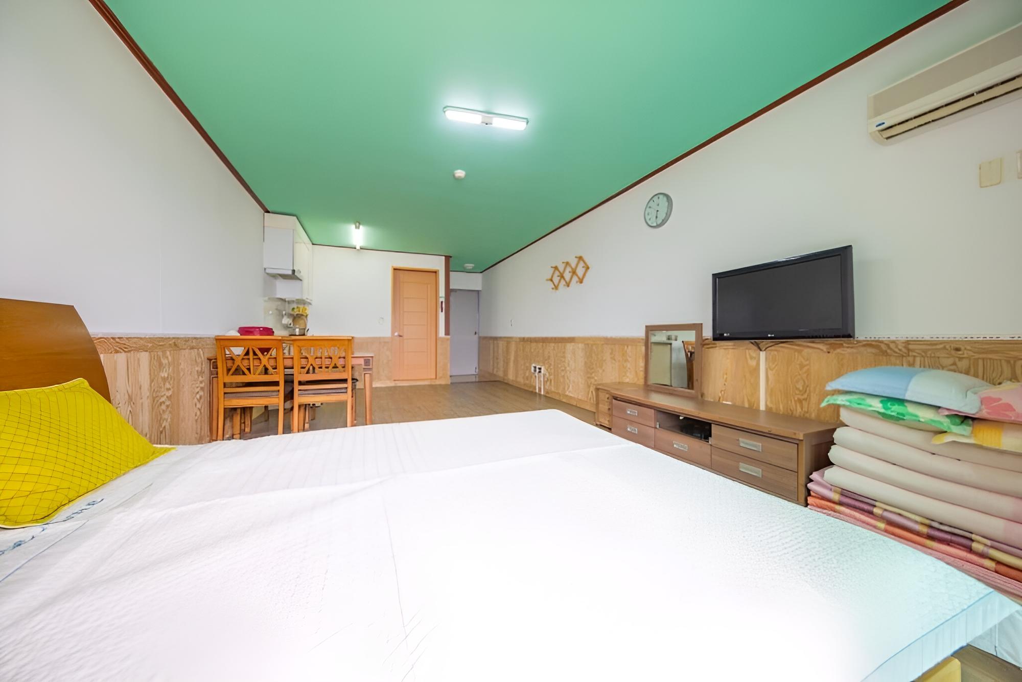 Room (305 (36m beds)) - Photo 4