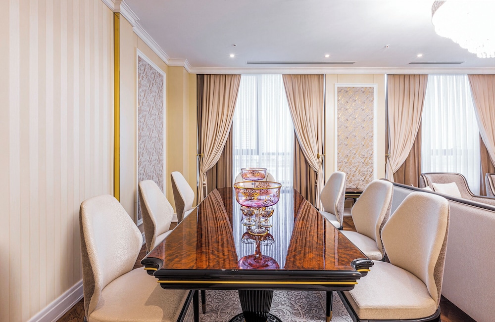 Executive Suite - Photo 2