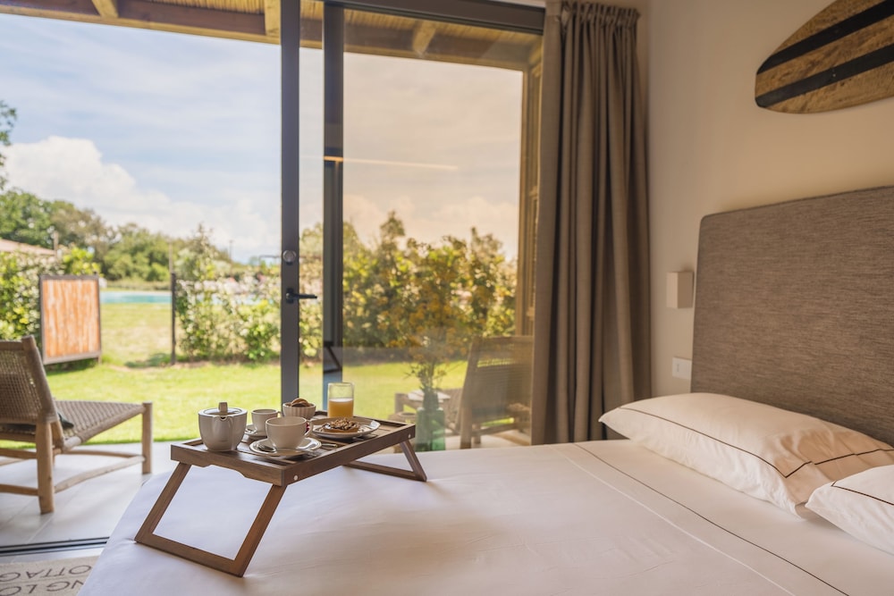 Deluxe Room, 1 Queen Bed, Patio, Pool View