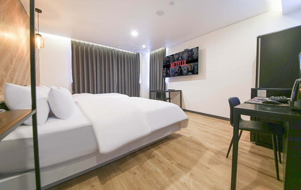 Deluxe Twin Room - Photo 9