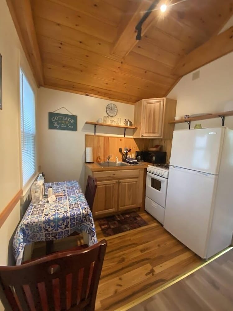 Deluxe Cottage, 1 Queen Bed (Studio, #11) photo 2