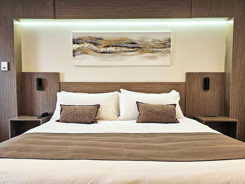 Deluxe Studio, 1 King Bed with Sofa bed, Pets Not Allowed - Photo 3