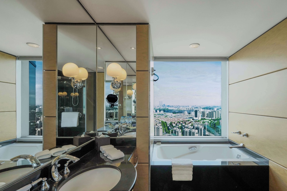 Executive Room, 1 King Bed, Club Lounge Access - Photo 4