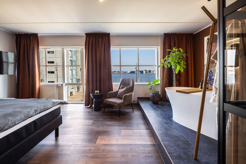 Exclusive Suite, Harbor View - Photo 5