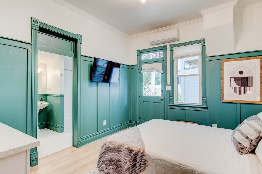 Deluxe Studio Suite, Courtyard View photo 2