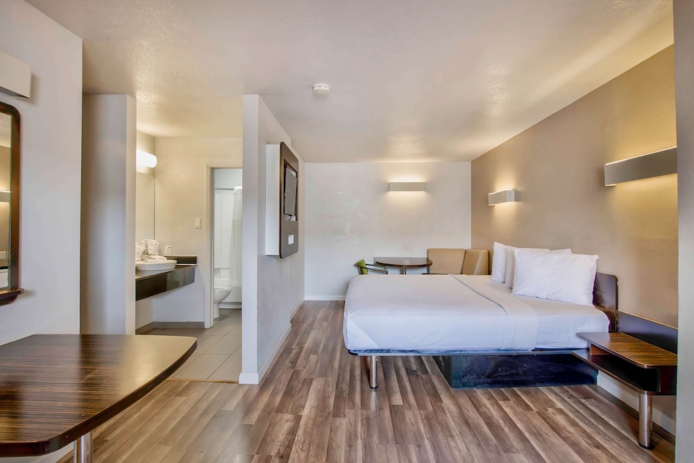 Standard Suite, 1 King Bed, Accessible, Non Smoking - Photo 1