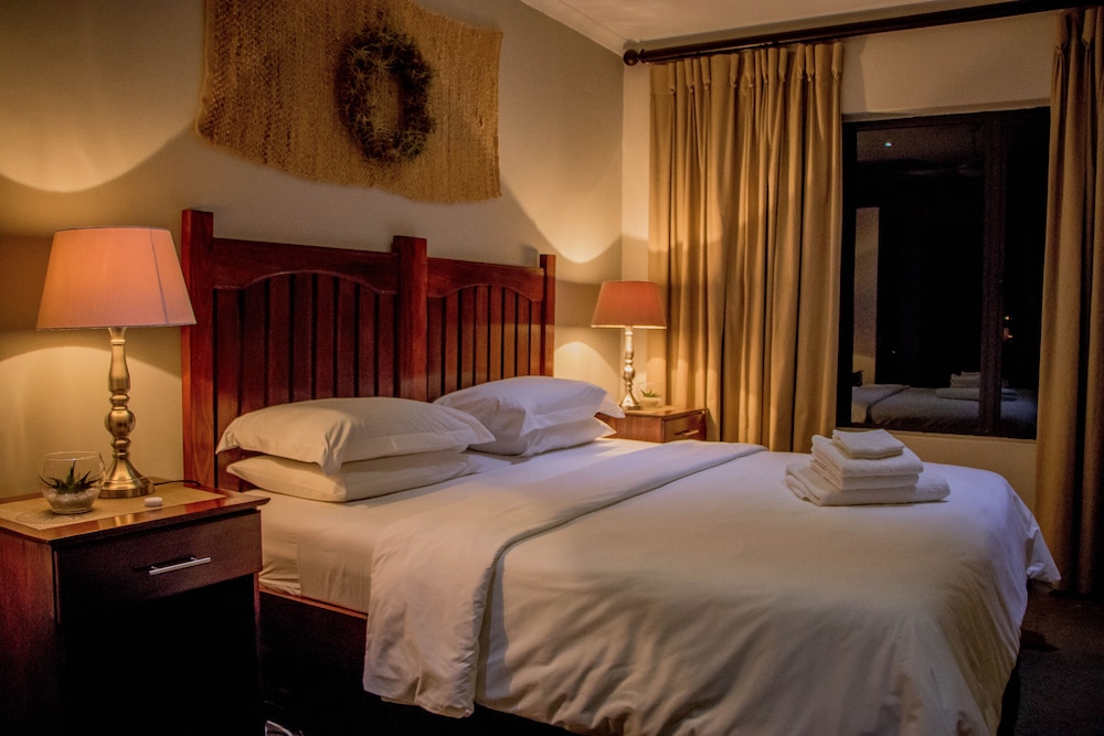 Comfort Room, 1 King Bed, Ensuite, Garden View photo 3
