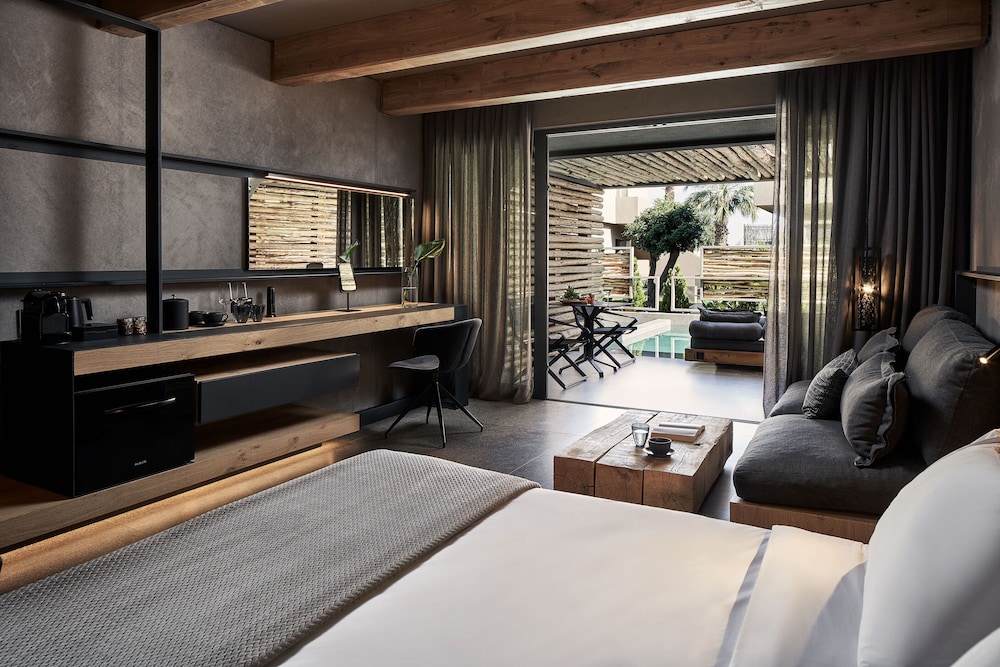 Elegance Suite with Pool