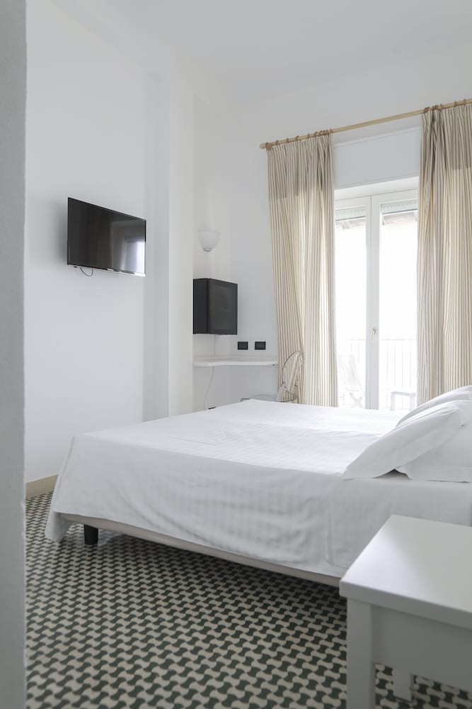 Superior Double Room, Balcony - Photo 5