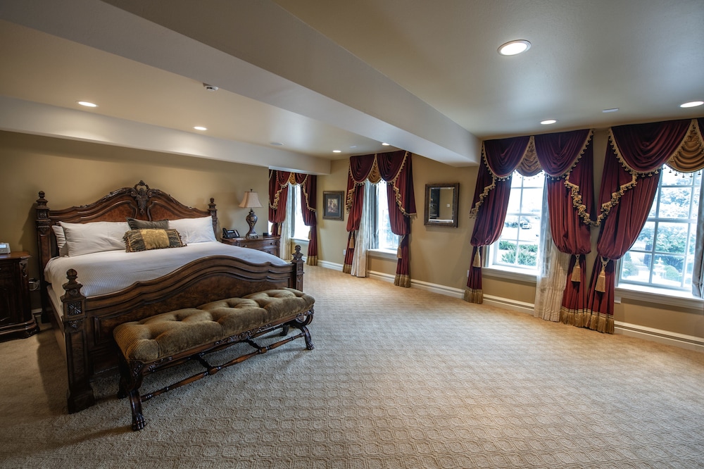 Grand Suite, 1 King Bed with Sofa bed, Jetted Tub photo 1