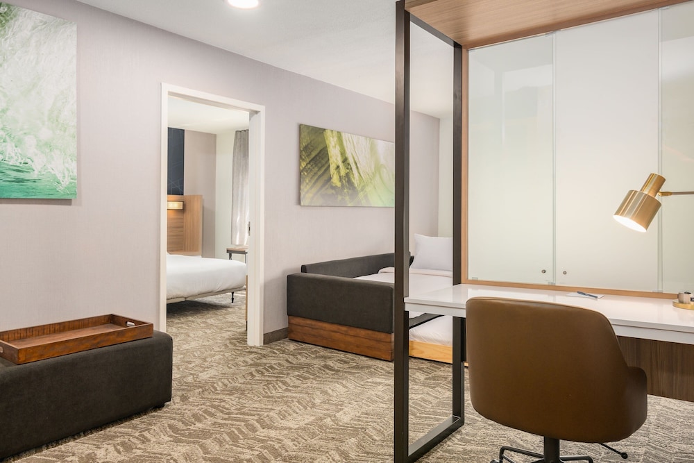 Suite, 1 Bedroom - Photo 2