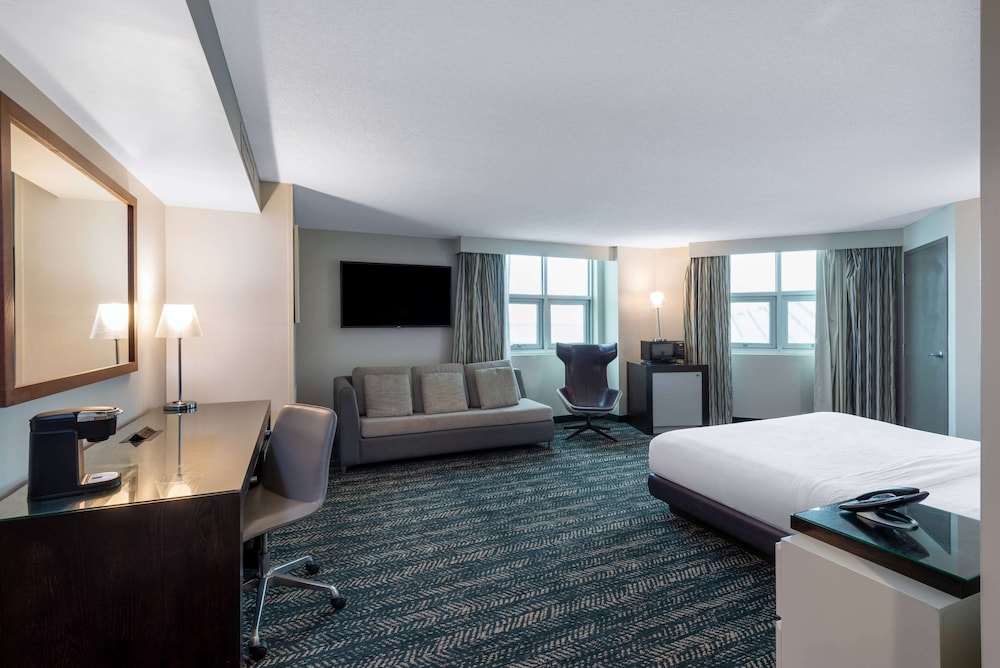 Room, 1 King Bed, Accessible, Non Smoking (Lake Front View) - Photo 2