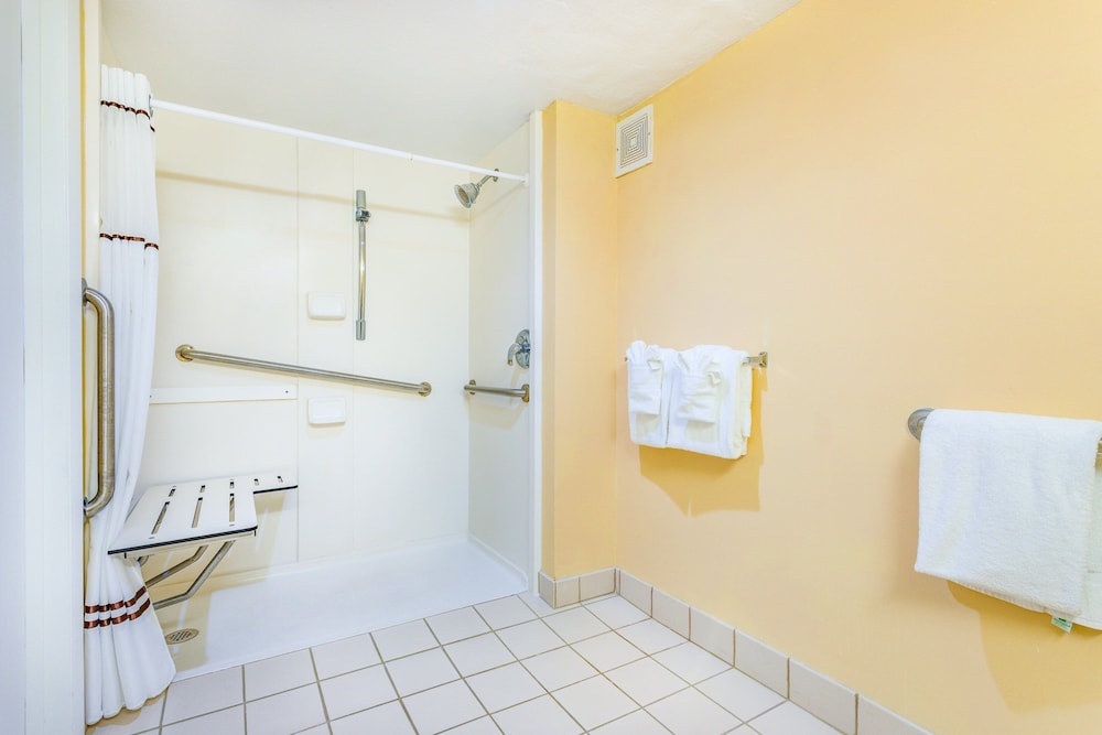 Room, 2 Queen Beds, Accessible, Ocean View - Photo 4