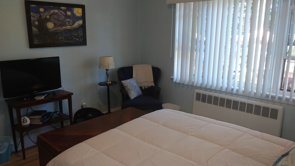 Standard Room, 1 Queen Bed, Non Smoking, Ensuite photo 3