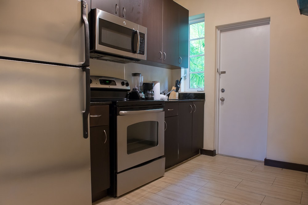 One Bedroom Double Queen Suite - Photo 7