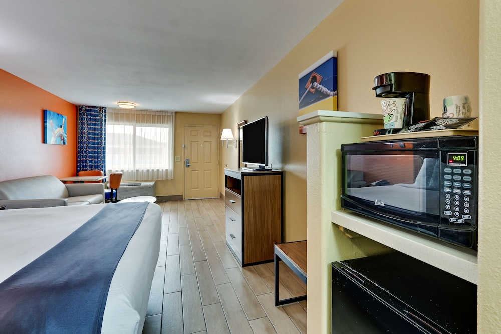 Standard Room, 1 King Bed - Photo 3