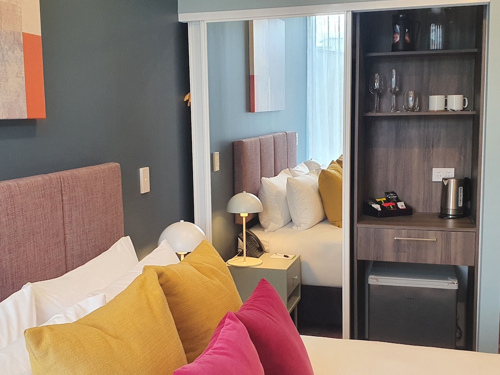 Hotel Room thumbnail 5