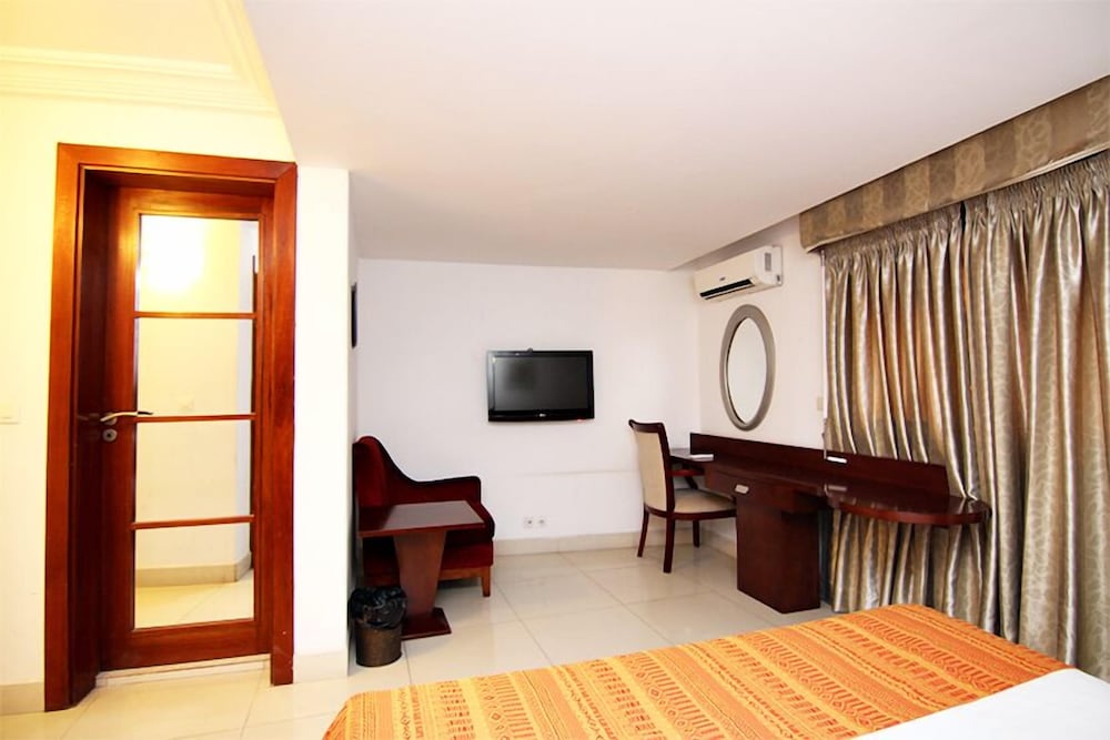 Senior Suite, 1 King Bed, Non Smoking, City View