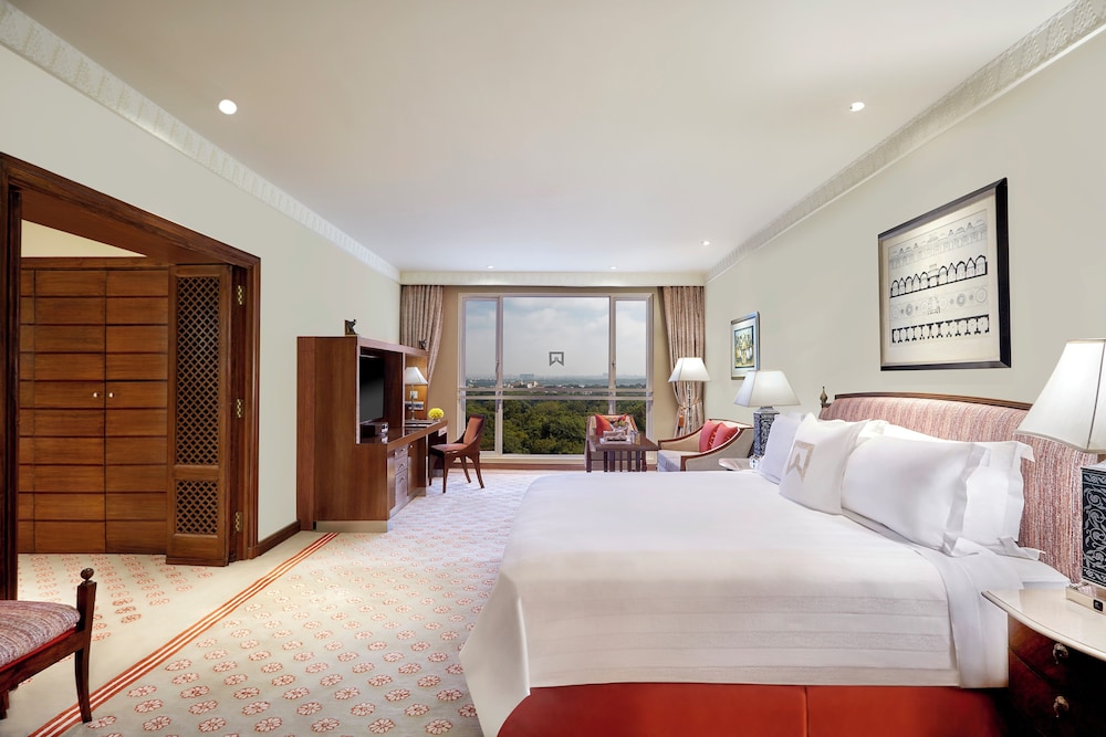 Club Room, 1 King Bed, City View - Photo 1