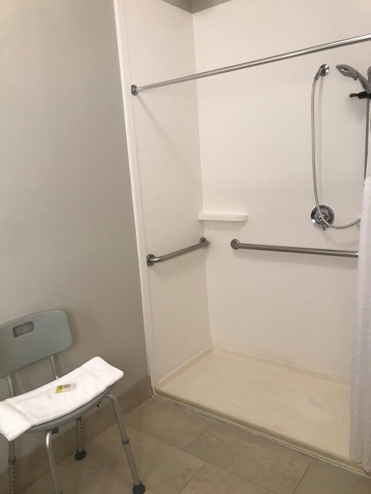 Deluxe Room, 1 King Bed, Accessible, Non Smoking (Hearing, Roll-In Shower) - Photo 6